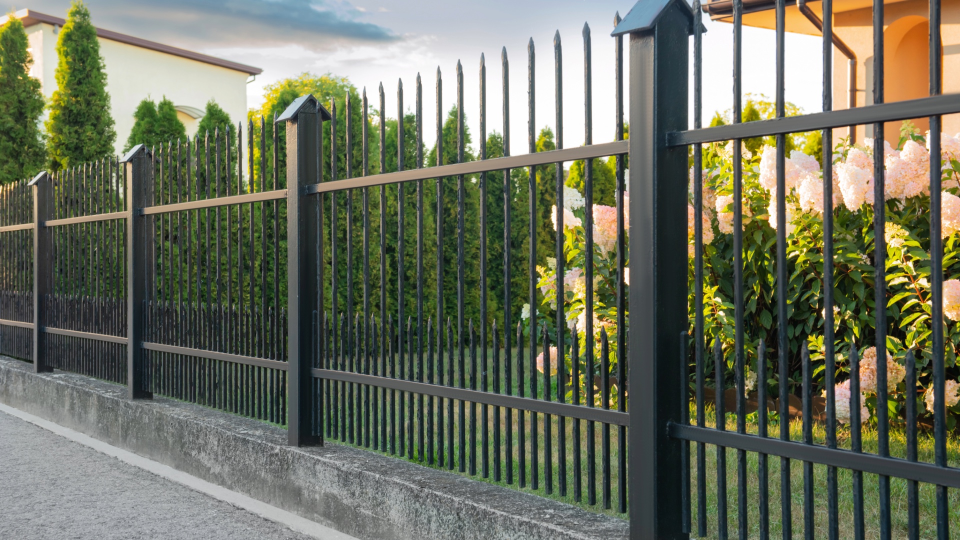 Hekwerk en poorten plaatsen: waar moet je vooraf rekening mee houden?